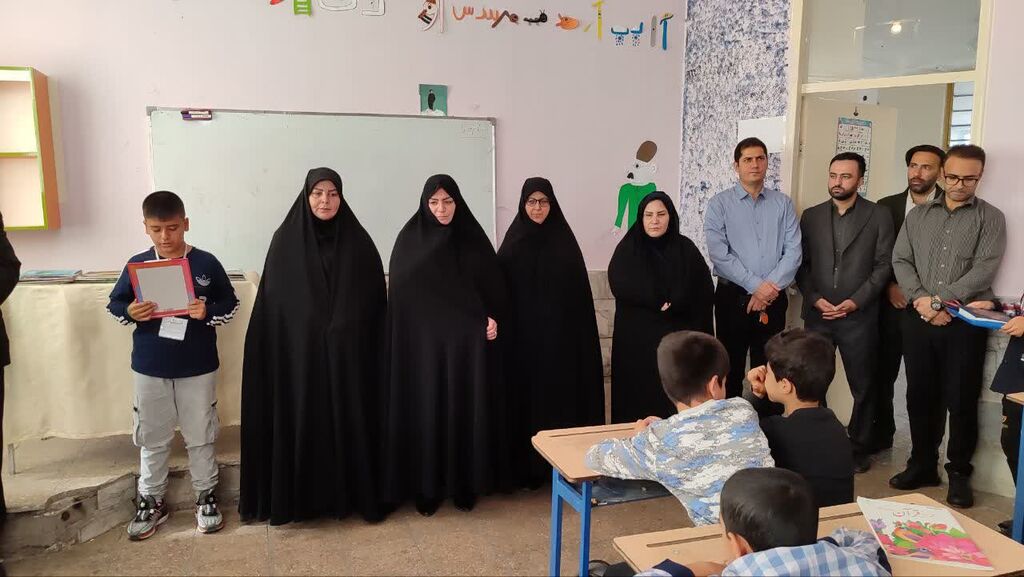  طرح «هر کلاس، یک قفسه کتاب» توسط کانون استان ایلام در دومدرسه مناطق کم برخوردارایلام اجرا شد
