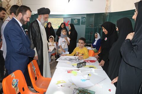 بازدید حجت الاسلام و المسلمین سید احمد محمودی امام جمعه موقت اصفهان از برنامه های فرهنگی و هنری کانون در حمایت از کودکان مظلوم غزه و لبنان در نماز جمعه اصفهان به مناسبت هفته ملی کودک