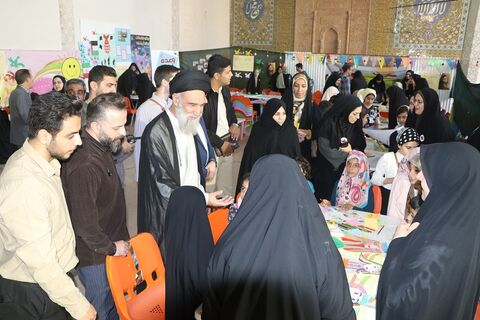 بازدید حجت الاسلام و المسلمین سید احمد محمودی امام جمعه موقت اصفهان از برنامه های فرهنگی و هنری کانون در حمایت از کودکان مظلوم غزه و لبنان در نماز جمعه اصفهان به مناسبت هفته ملی کودک