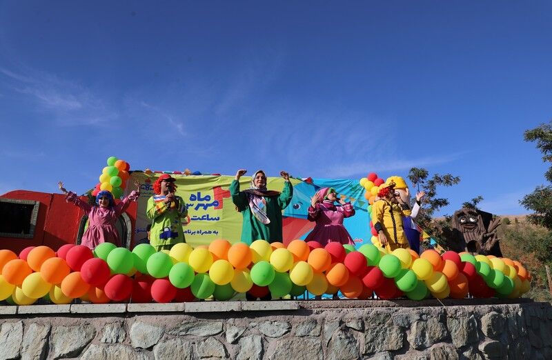 آسمان قزوین میزبان پرواز شادمانه بادبادکها شد