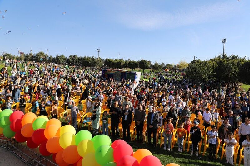 آسمان قزوین میزبان پرواز شادمانه بادبادکها شد