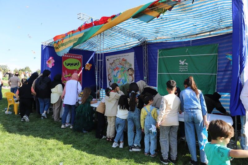 آسمان قزوین میزبان پرواز شادمانه بادبادکها شد