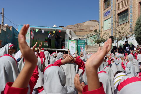 در دومین روز از هفته ملی کودک تماشاخانه سیار استان تهران در دبستان دخترانه‌ای در شهر قدس به اجرای برنامه پرداخت