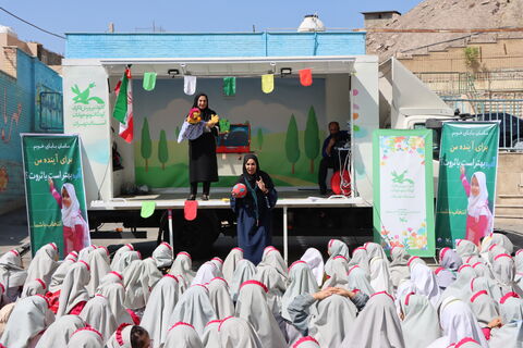 در دومین روز از هفته ملی کودک تماشاخانه سیار استان تهران در دبستان دخترانه‌ای در شهر قدس به اجرای برنامه پرداخت