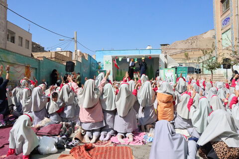 در دومین روز از هفته ملی کودک تماشاخانه سیار استان تهران در دبستان دخترانه‌ای در شهر قدس به اجرای برنامه پرداخت