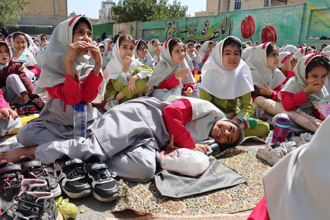 در دومین روز از هفته ملی کودک تماشاخانه سیار استان تهران در دبستان دخترانه‌ای در شهر قدس به اجرای برنامه پرداخت