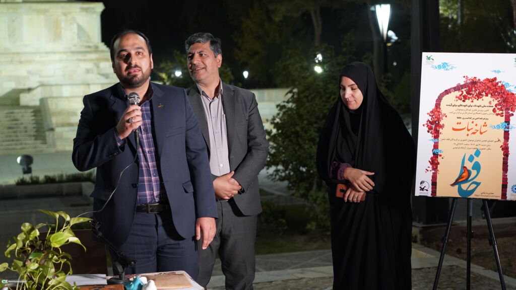 ویژهبرنامه ادبی در آرامگاه فردوسی و حافظ برگزار شد
