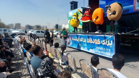 تماشاخانه سیار با نمایش «شهر میوهها» در استان زنجان