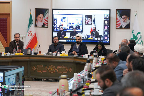 نشست هماندیشی اکران فیلم سینمایی «باغ کیانوش»