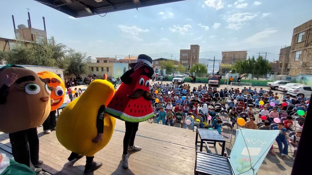 تماشاخانه سیار با نمایش «شهر میوهها» در استان زنجان تماشاخانه سیار با نمایش «شهر میوهها» در استان زنجان