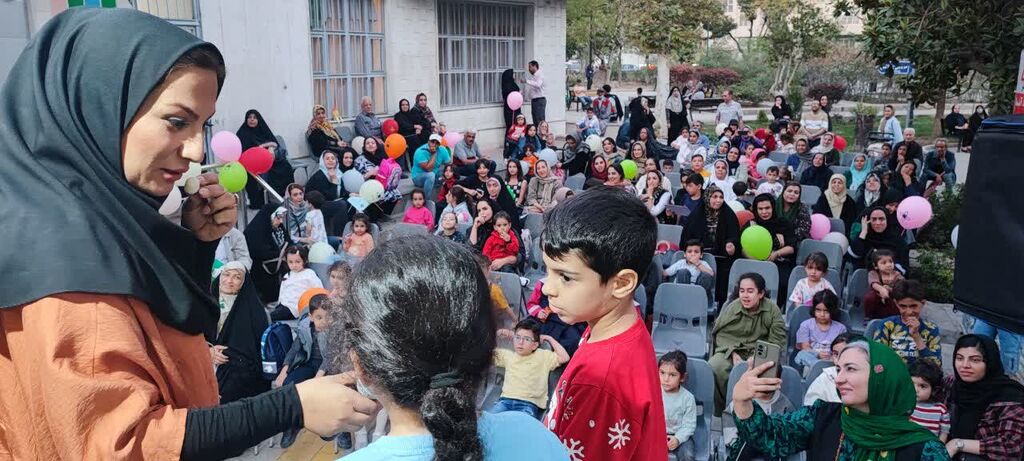 تماشاخانه سیار استان تهران با نمایشعروسکی و قصهگویی در منطقه ۱۳ تهران