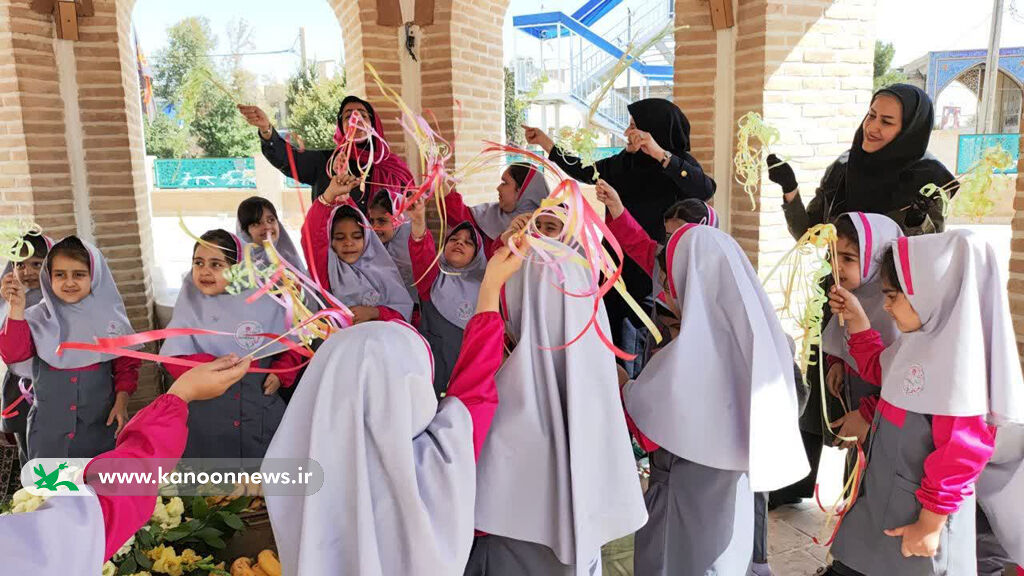 ویژهبرنامه روز کودک، روز قصه بر مزار پدر قصههای خوب برگزار شد