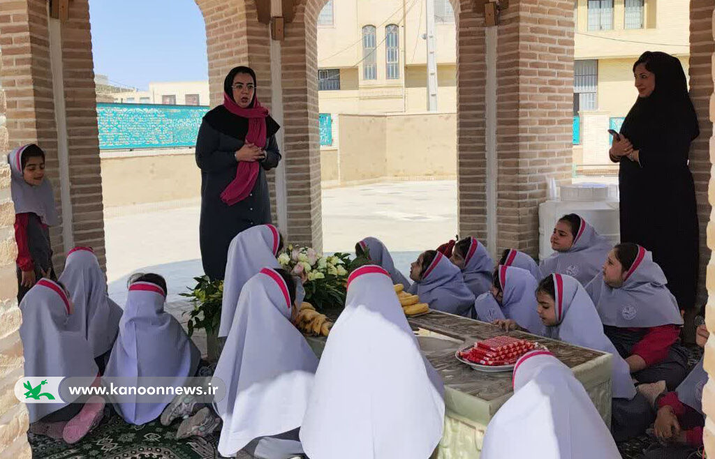 روز قصه یزد ویژهبرنامه روز کودک، روز قصه بر سر مزار پدر قصههای خوب برگزار شد