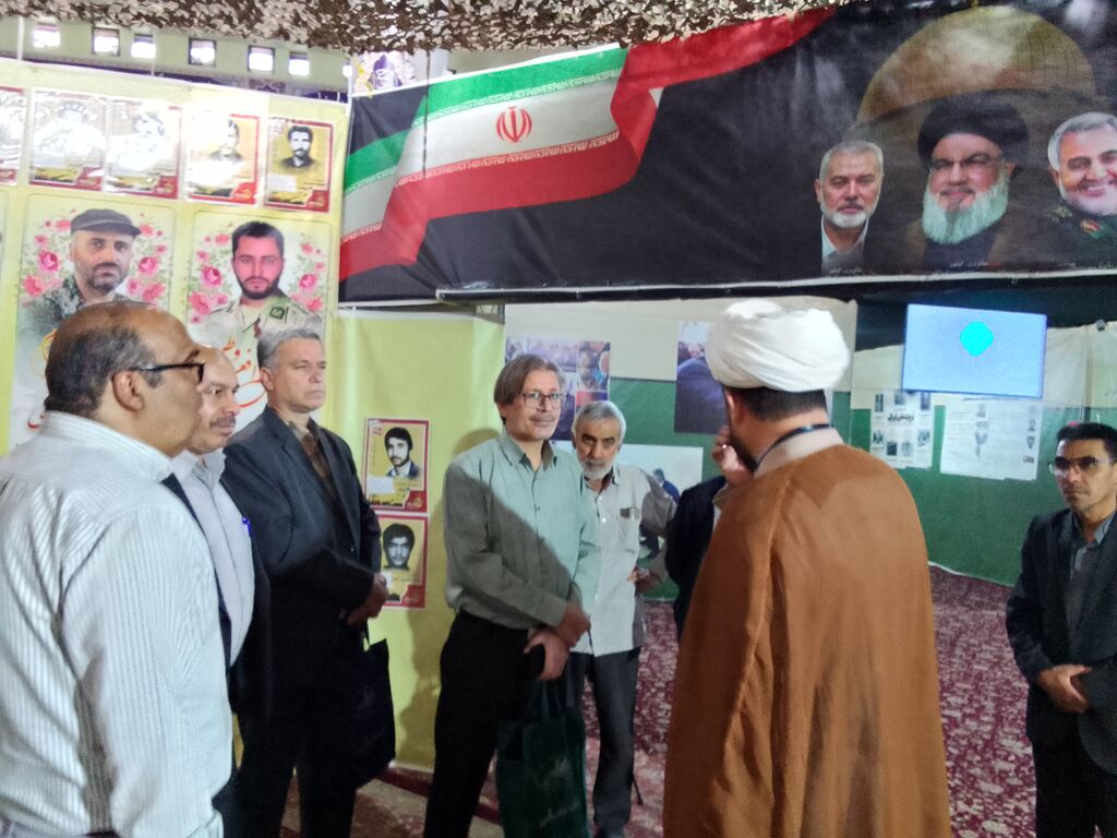 نمایشگاه موزه عبرت_مرکزی بازدید کارکنان کانون پرورش فکری استان مرکزی از نمایشگاه موزه عبرت