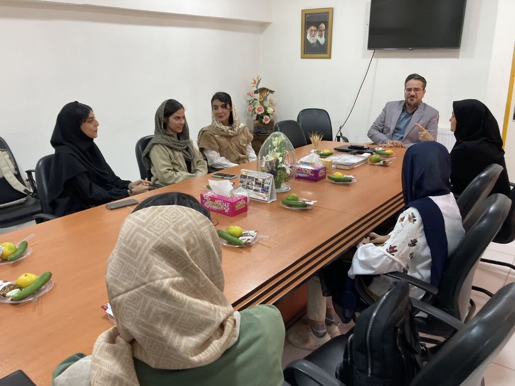 قاف مدیرکل کانون کرمانشاه با اعضای برگزیده قاف دیدار کرد