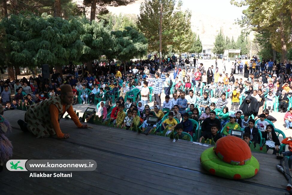 استقبال بیسابقه کودکان کرمانی از تماشاخانه سیار کانون