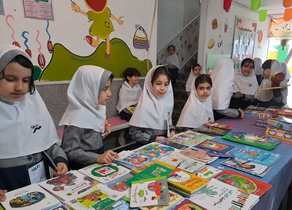نمایشگاه کتاب 3 پای بازی فکری و کتاب به مدارس باز شد