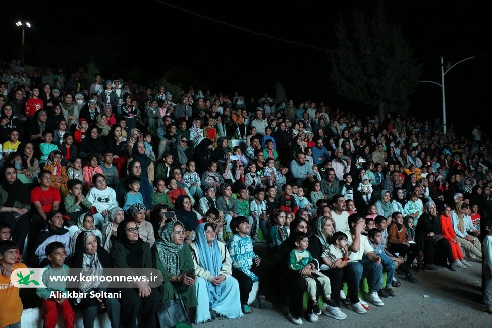 استقبال بیسابقه کودکان کرمانی از تماشاخانه سیار کانون