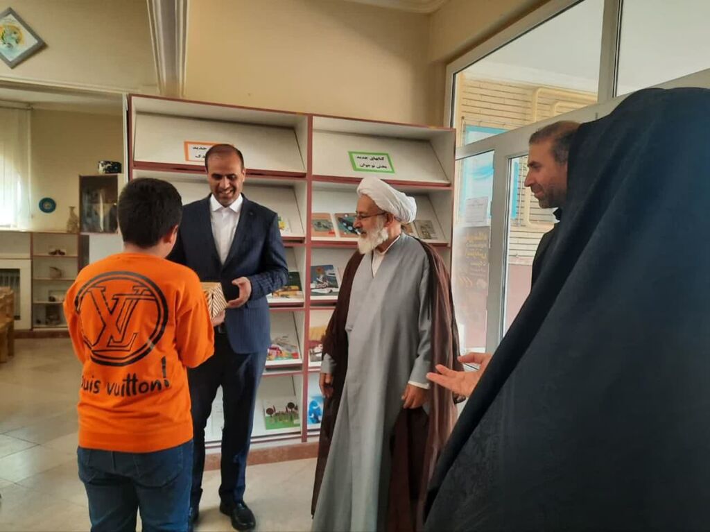 هادیشهر دیدار و گفتگوی صمیمی امام جمعه و فرماندار هادیشهر با کودکان و نوجوانان