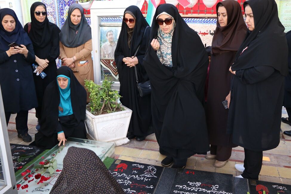 شنیدن قصه دختر کاپشن صورتی با کد دوبعدی