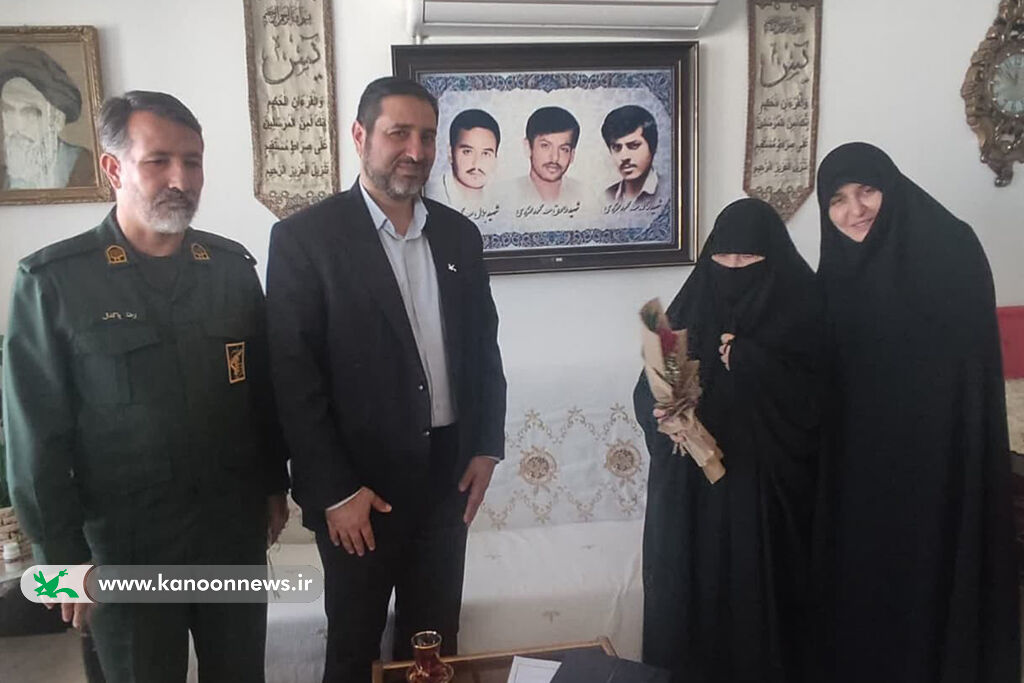 دیدار مدیرکل کانون قم با خانواده شهیدان