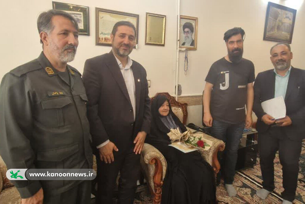 دیدار مدیرکل کانون قم با خانواده شهیدان