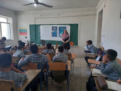 در روز ملینوجوان، مربیان کانونفارس با کتاب باغکیانوش به کلاسهای درس مدارس رفتند
