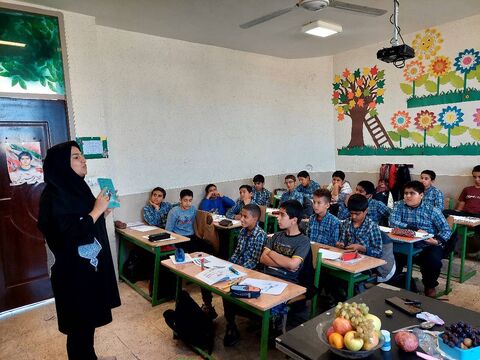 در روز ملینوجوان، مربیان کانونفارس با کتاب باغکیانوش به کلاسهای درس مدارس رفتند