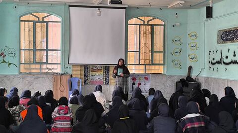 در روز ملی‌نوجوان، مربیان کانون‌فارس با کتاب باغ‌کیانوش به کلاسهای درس مدارس رفتند