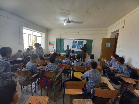 در روز ملینوجوان، مربیان کانونفارس با کتاب باغکیانوش به کلاسهای درس مدارس رفتند