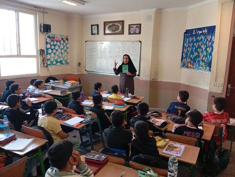 در روز ملینوجوان، مربیان کانونفارس با کتاب باغکیانوش به کلاسهای درس مدارس رفتند