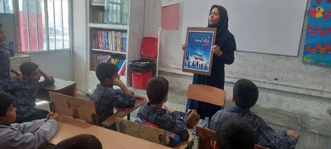 در روز ملینوجوان، مربیان کانونفارس با کتاب باغکیانوش به کلاسهای درس مدارس رفتند
