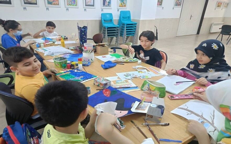 « دستهای رنگی»