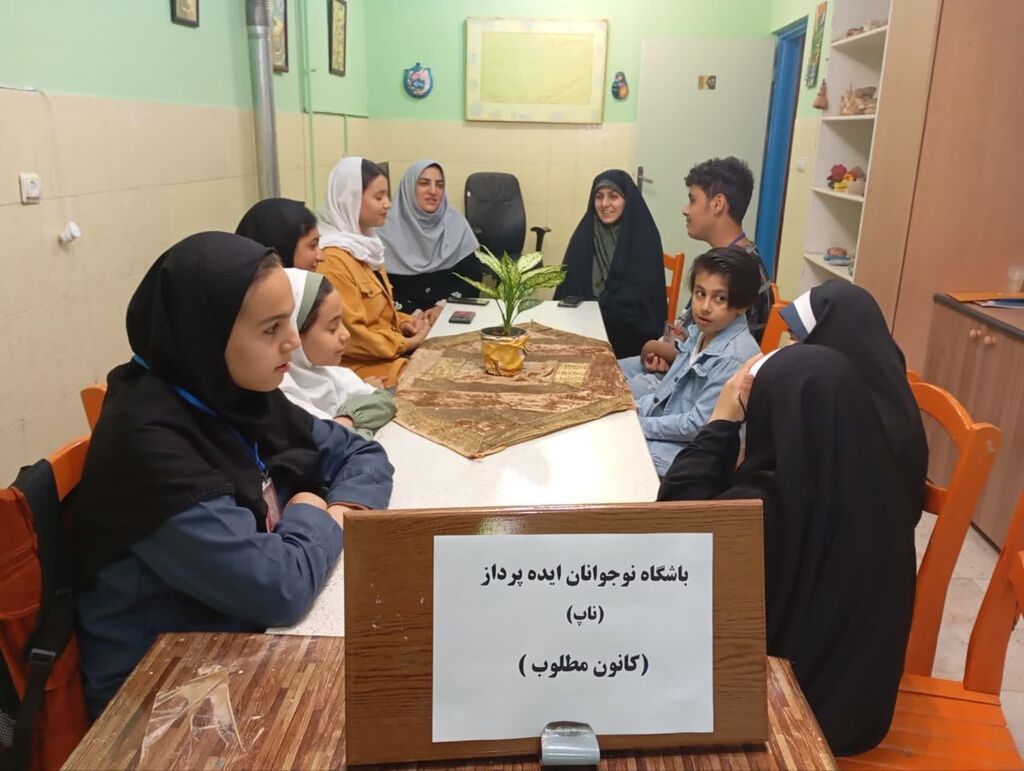 باشگاه نوجوانان ایده  پرداز ( ناپ) - هشتگرد نشست اعضای باشگاه «نوجوانان ایده پرداز» مرکز هشتگرد با مدیر کل کانون البرز