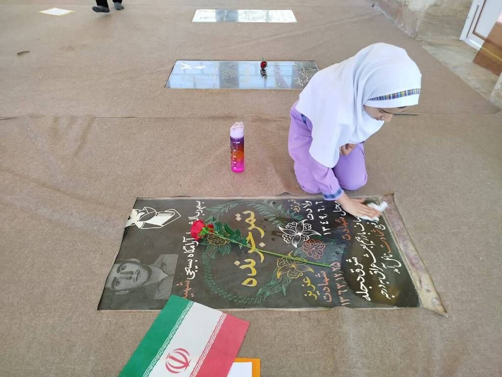 برگزاری آیین غبارروبی گلزار شهدای لنده توسط کودکان و نوجوانان