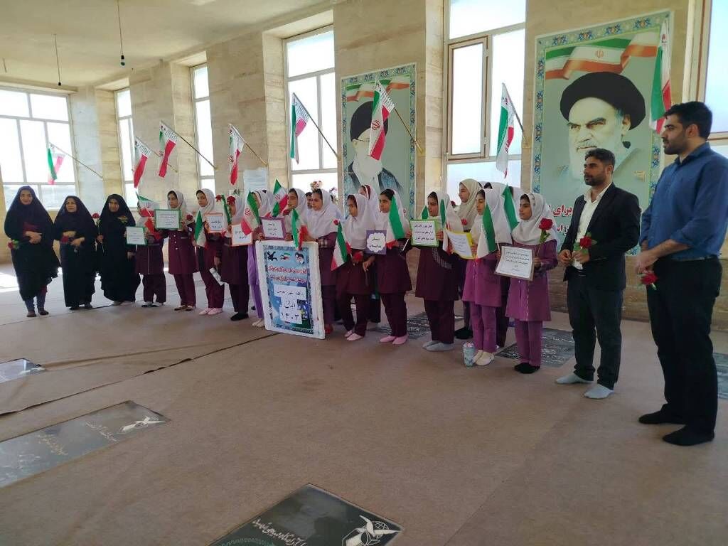 برگزاری آیین غبارروبی گلزار شهدای لنده توسط کودکان و نوجوانان