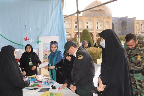 بازدید سردار علینقیان پور فرمانده انتظامی استان، مرضیه استکی مدیر کل امور بانوان و خانواده استانداری و مهدی نم نبات معاون پرورشی اداره کل آموزش و پرورش استان اصفهان از غرفه کانون در ۱۳آبان ۱۴۰۳