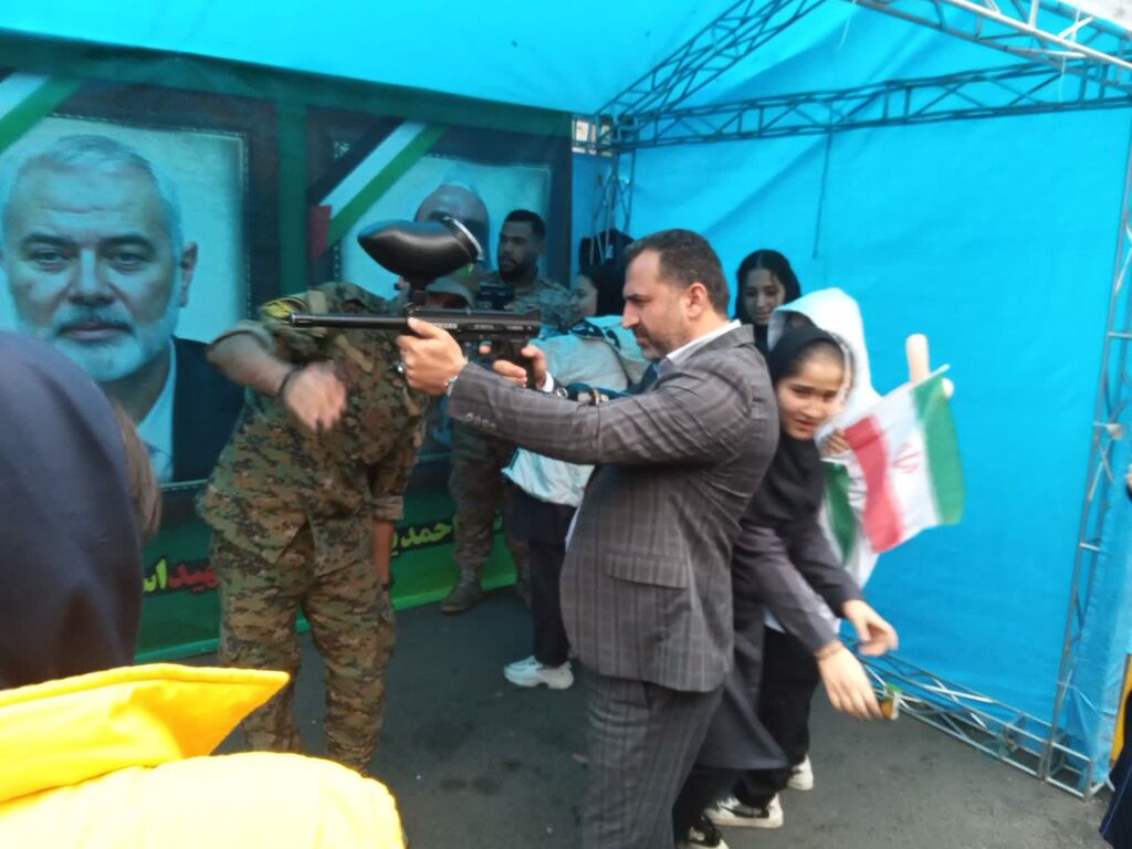 گرامیداشت روز «دانش آموز» در البرز/ برپایی غرفه فعالیتهای فرهنگی کانون در مسیر راهپیمایی روز دانش آموز