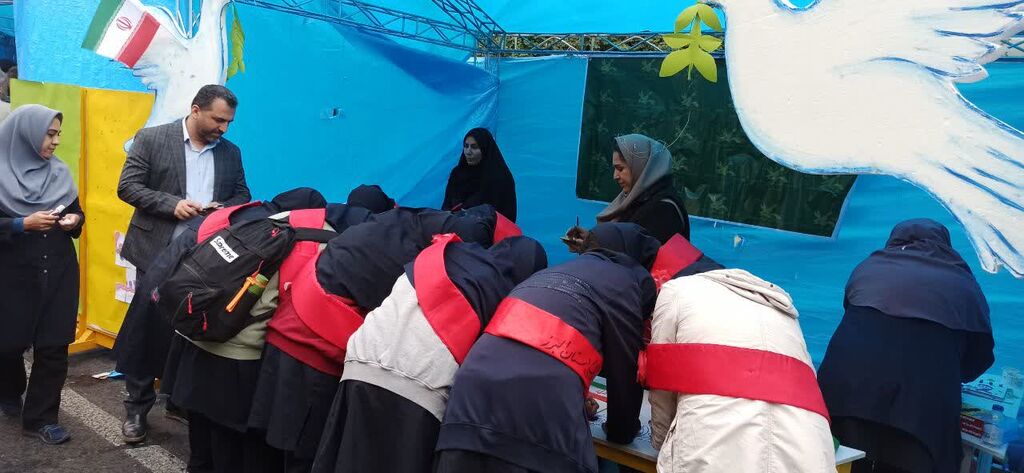 گرامیداشت روز «دانش آموز» در البرز/ برپایی غرفه فعالیتهای فرهنگی کانون در مسیر راهپیمایی روز دانش آموز