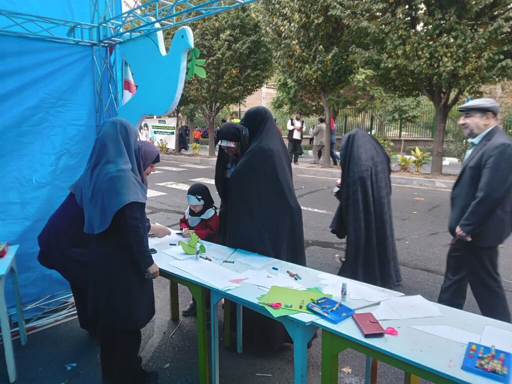 گرامیداشت روز «دانش آموز» در البرز/ برپایی غرفه فعالیتهای فرهنگی کانون در مسیر راهپیمایی روز دانش آموز