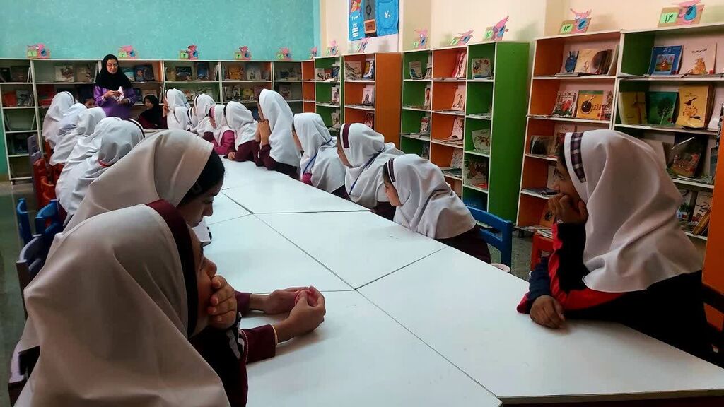 برگزاری نشست شعرخوانی «بمب بادبادک نیست» در مجتمع آفرینش بندرعباس برگزاری نشست شعرخوانی «بمب بادبادک نیست» در مجتمع آفرینش بندرعباس