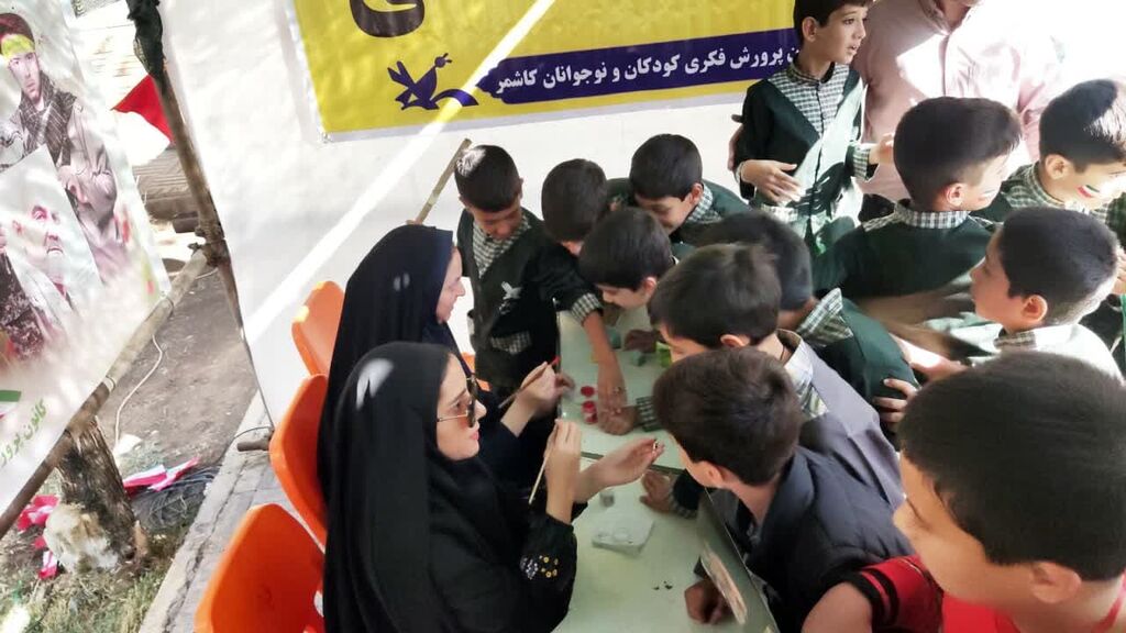 برپایی ایستگاه نقاشی همزمان با راهپیمایی ۱۳ آبان در کاشمر