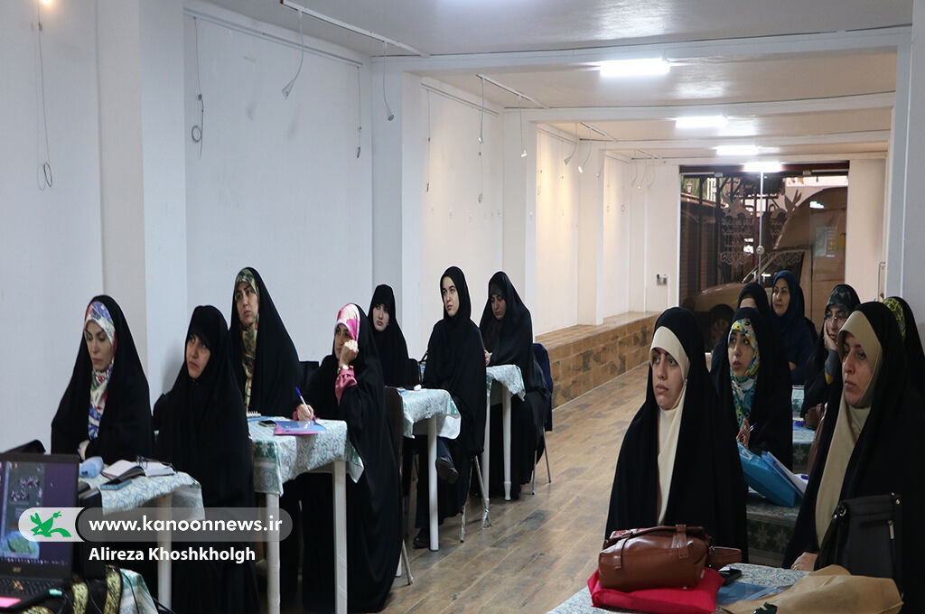 دوره آموزشی تربیت مربی برای فعالان حلقههای میانی/ کنشگران فرهنگی با شیوههای خلاقانه مربیان کانون آشناشدند