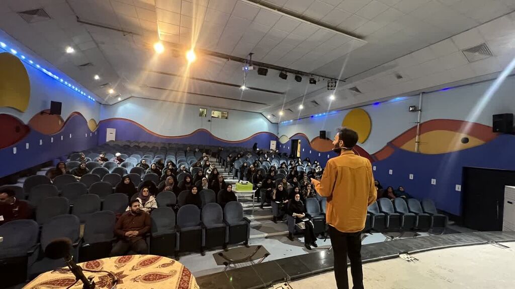 مدرسان کانون کرمانشاه در آموزش ضمن خدمت قصهگویی به معلمان