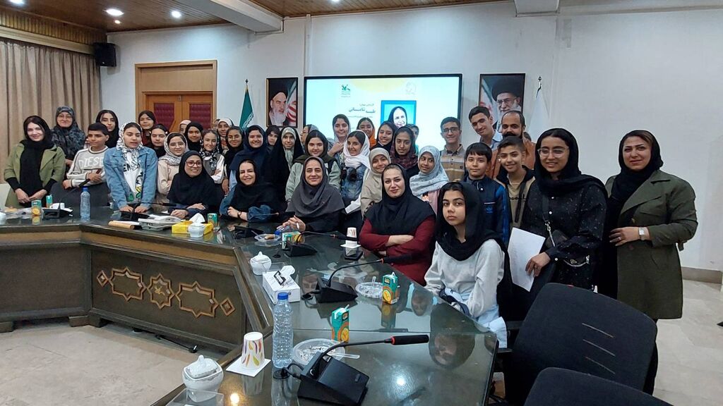 طیبه شامانی در میان اعضای انجمن ادبی کانون استان تهران