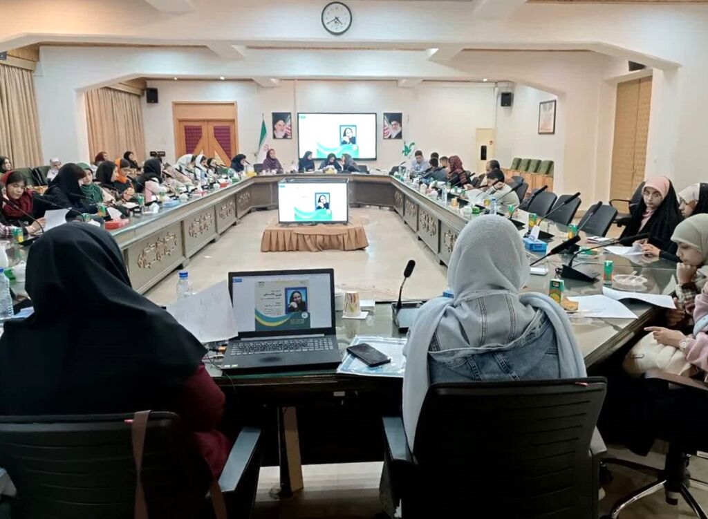 طیبه شامانی در میان اعضای انجمن ادبی کانون استان تهران