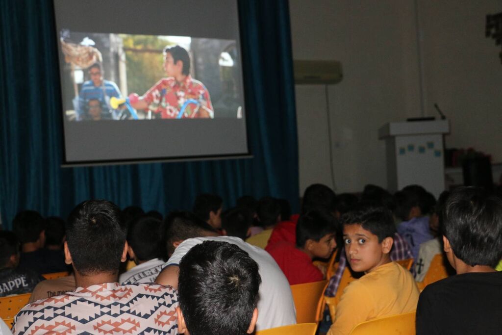 اکران فیلم «باغ کیانوش» و انیمیشن «ببعی قهرمان»  در مرکز کانون خنج با حضور بیش از ۱۰۰۰ دانشآموز