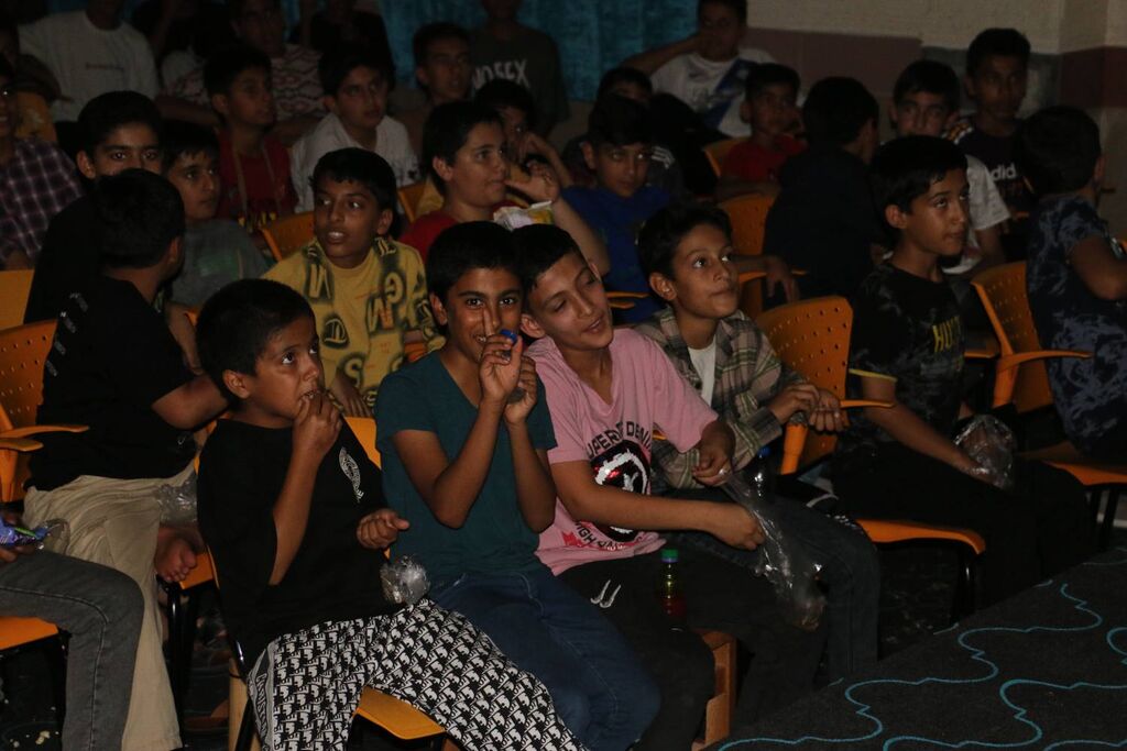 اکران فیلم «باغ کیانوش» و انیمیشن «ببعی قهرمان»  در مرکز کانون خنج با حضور بیش از ۱۰۰۰ دانشآموز