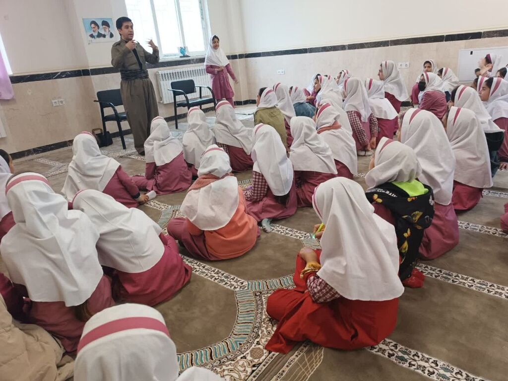 آموزش قصهگویی باحضور مربیان مرکز ثلاثباباجانی در مدارس