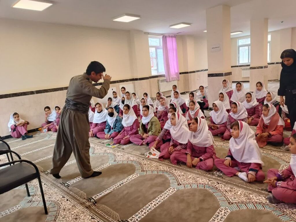 آموزش قصهگویی باحضور مربیان مرکز ثلاثباباجانی در مدارس